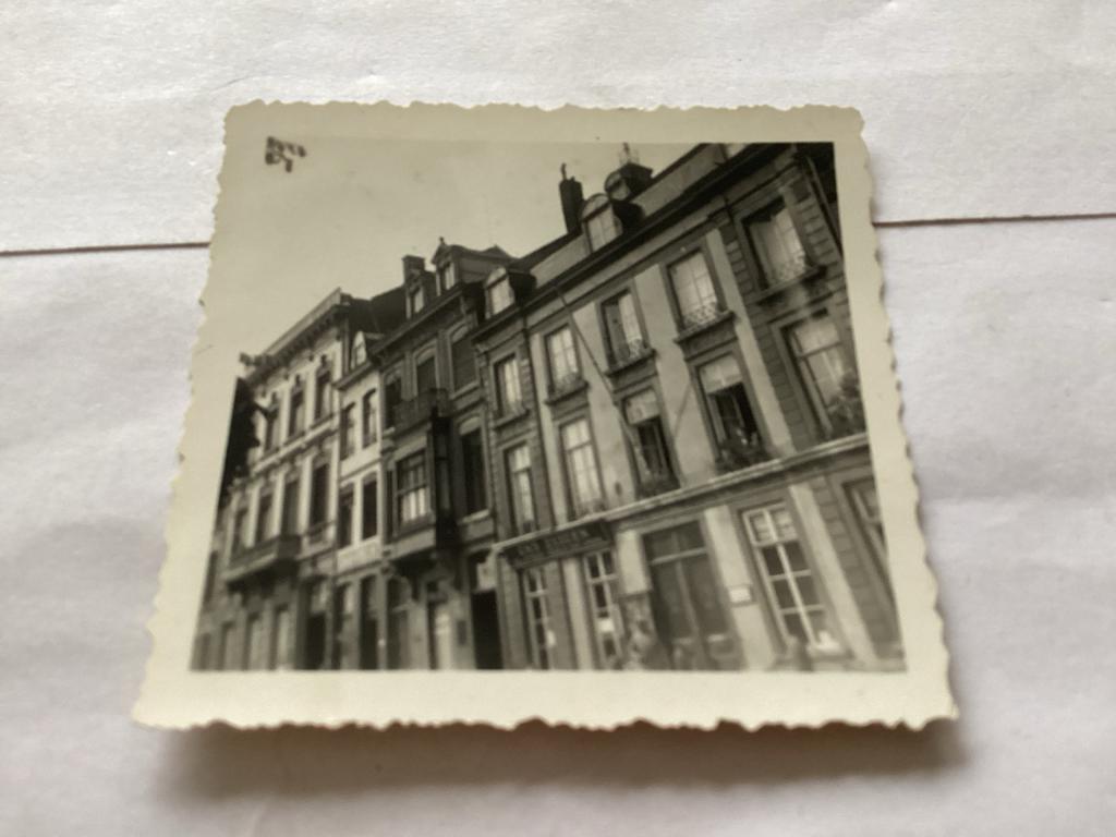 Oude foto van een straat met gebouwen, Gebruikt, Foto, Ophalen of Verzenden, Gebouw