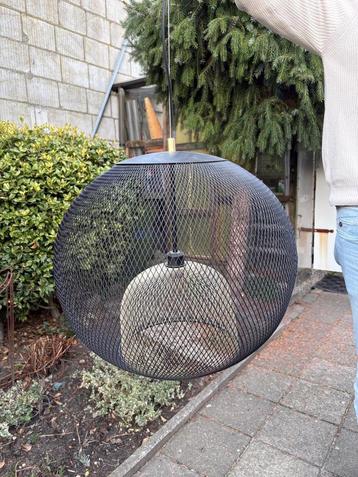 Zwarte hanglamp bol met gouden details beschikbaar voor biedingen