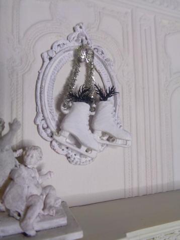  Schaatsen in brocante lijst....Poppenhuis 1:12..(Nr P104)*  beschikbaar voor biedingen