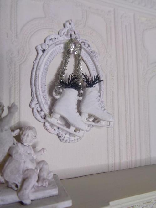 Schaatsen in brocante lijst....Poppenhuis 1:12..(Nr P104)*, Verzamelen, Poppenhuizen en Toebehoren, Nieuw, Poppenhuis, Ophalen of Verzenden