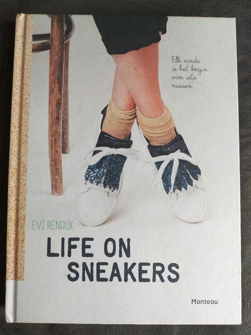 Evi Renaux - Life on sneakers, Boeken, Biografieën, Zo goed als nieuw, Ophalen of Verzenden