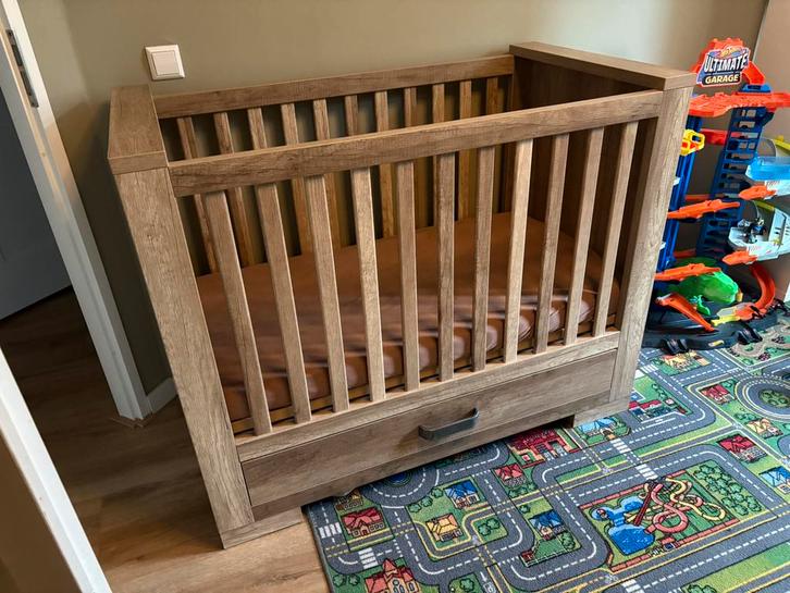 Nette babybed / Ledikant Kidsmill Brent Oldwood te Koop, Kinderen en Baby's, Kinderkamer | Bedden, Zo goed als nieuw, Minder dan 140 cm
