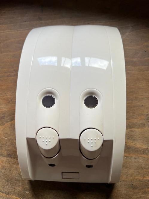 NIEUWSTAAT zeepdispenser voor 2 soorten zeep., Doe-het-zelf en Verbouw, Sanitair, Zo goed als nieuw, Overige typen, Ophalen of Verzenden