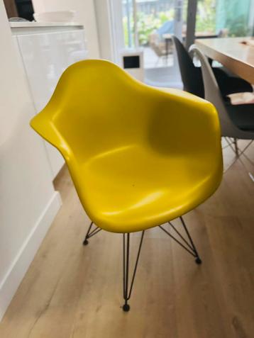 Vitra Eames mosterdgeel DAR beschikbaar voor biedingen