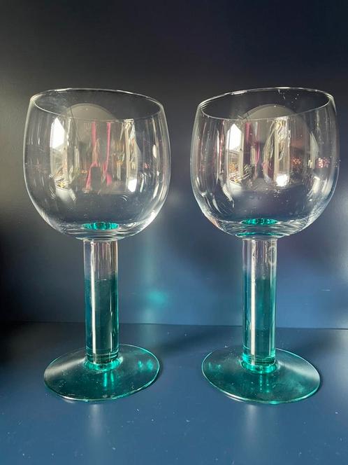 Ittala rode wijnglas twee stuks design, Verzamelen, Glas en Borrelglaasjes, Zo goed als nieuw, Ophalen of Verzenden