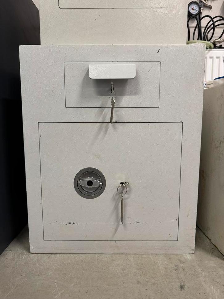 Zware afstortkluis betere kwaliteit 2 sets sleutels kluis, Huis en Inrichting, Brandblussers en Brandkasten, Zo goed als nieuw