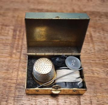 Vintage reis vingerhoedje in mini naaidoosje beschikbaar voor biedingen