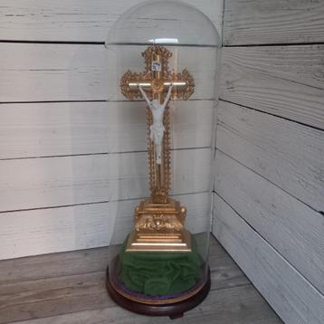 Crucifix in Biedermeier stijl, onder grote glazen stolp. beschikbaar voor biedingen