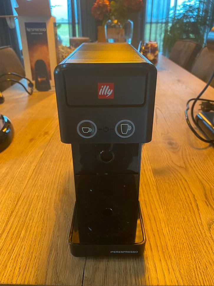 Illy Iperespresso Y3.3 Koffiemachine - Perfecte Espresso!, Witgoed en Apparatuur, Koffiezetapparaten, Zo goed als nieuw, Koffiepads en cups