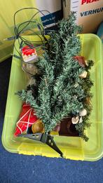 Een bak vol kerstversiering met kunststofboom en  licht, Diversen, Kerst, Ophalen
