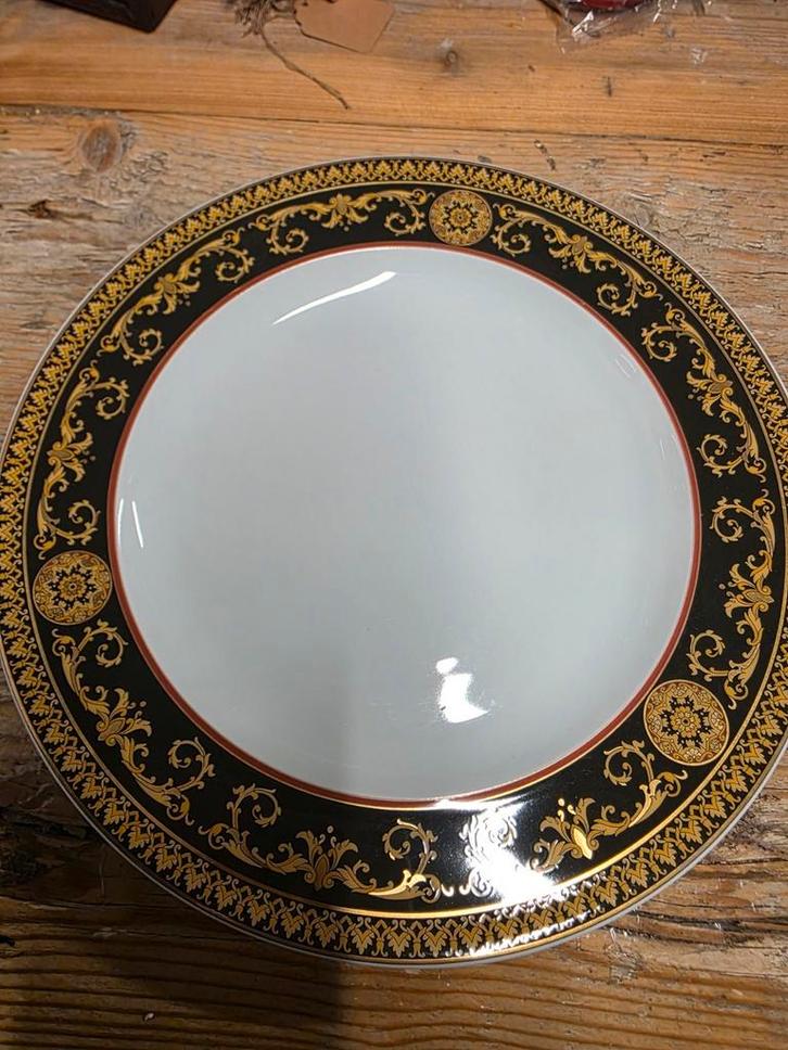 Versace Medusa Rood Dinerborden - 4 stuks, Huis en Inrichting, Keuken | Servies, Gebruikt, Bord(en), Overige stijlen, Porselein