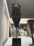 Decoratief Afrikaans masker op standaard, Antiek en Kunst, Kunst | Niet-Westerse kunst, Ophalen of Verzenden