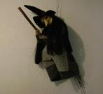 Heks op bezemsteel (hangende pop), Ophalen of Verzenden, Gebruikt, Versiering, Halloween of Griezel