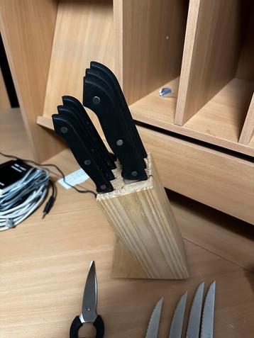 Messenblok met messen + keukenschaar beschikbaar voor biedingen
