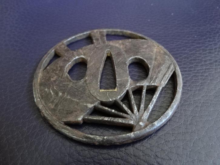 Edo, grote antieke tsuba met voorstelling van een waaier, Antiek en Kunst, Kunst | Niet-Westerse kunst, Ophalen of Verzenden