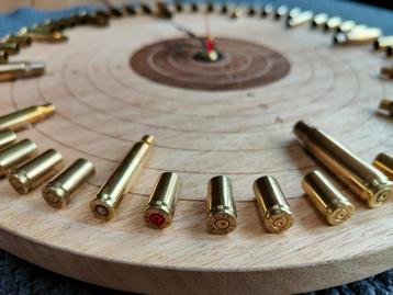 Klok met LEGE hulzen en gepersonaliseerde wijzerplaat beschikbaar voor biedingen