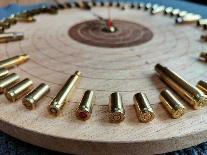 Klok met LEGE hulzen en gepersonaliseerde wijzerplaat, Verzamelen, Militaria | Algemeen, Landmacht, Hulzen of Bodemvondsten, Nederland