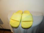 Kurt Geiger slippers geel witte merk druk bovenkant 38, Slippers, Verzenden, Geel, Gedragen