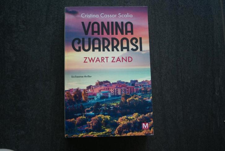 ZWART ZAND: Vanina Guarrasi serie).. C. Cassar Scalia (2024), Boeken, Thrillers, Zo goed als nieuw, Ophalen of Verzenden