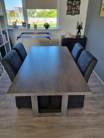 Eettafel en stoelen beschikbaar voor biedingen