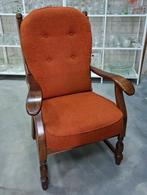 Gezellige oranje vintage stoel met armleuningen, Huis en Inrichting, Stoelen, Ophalen, Hout, Gebruikt, Vintage