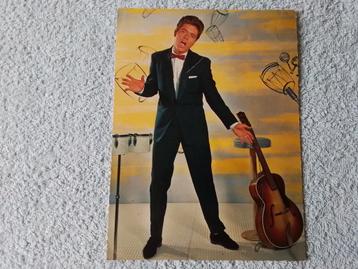 Cliff Richard met gitaar. Grote Kaart 20 bij 15 cm. Jaren 60