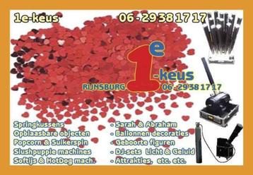 rode, witte HARTJES CONFETTI & \'t regent liefde beschikbaar voor biedingen