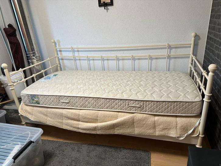 Eenpersoonsbed met 2 matrassen, Huis en Inrichting, Slaapkamer | Bedden, Gebruikt, Eenpersoons, 90 cm, 200 cm, Metaal, Wit, Ophalen of Verzenden