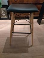 Moderne barkruk met houten poten, Huis en Inrichting, Barkrukken, Gebruikt, Hout, Met voetsteun, 60 tot 90 cm