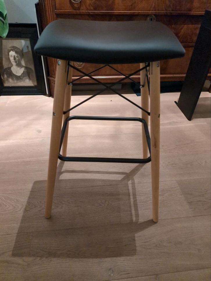 Moderne barkruk met houten poten, Huis en Inrichting, Barkrukken, Gebruikt, 60 tot 90 cm, Hout, Kunststof, Metaal, 1 kruk, Met voetsteun