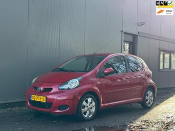 Toyota Aygo 1.0-12V Asp Red AIRCO|ELKT.R|HALF LEER|APK|NAP| beschikbaar voor biedingen