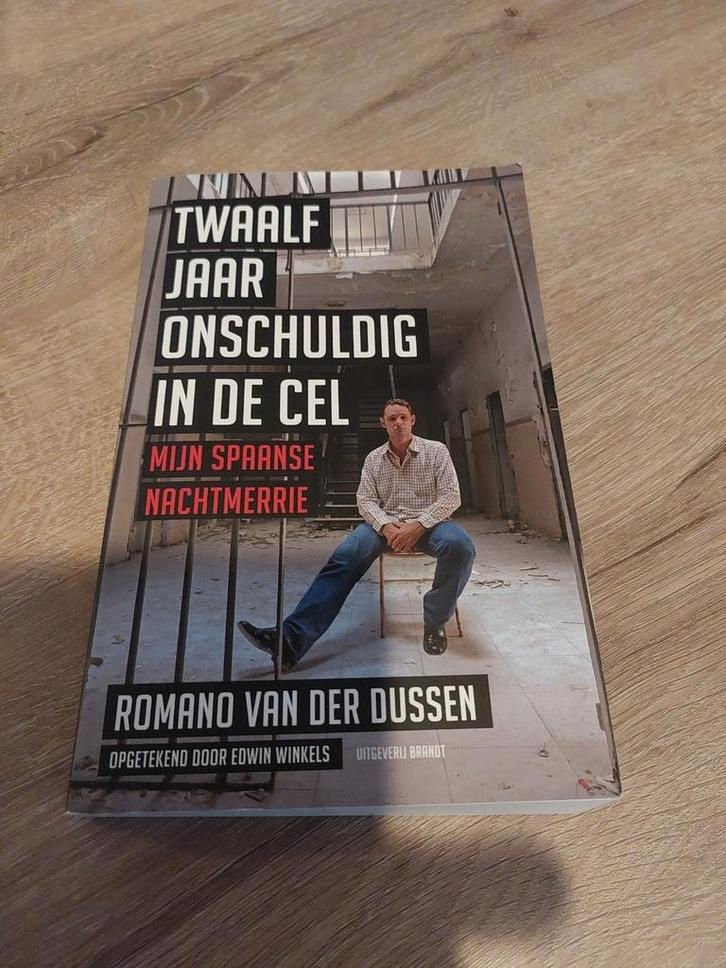 Twaalf jaar onschuldig in de cel - Romano van der Dussen, Boeken, Biografieën, Gelezen, Overige, Ophalen of Verzenden
