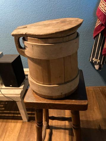 Antieke Houten Karnpot met Deksel beschikbaar voor biedingen