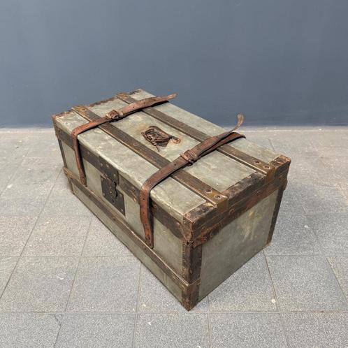Oude antieke Franse zinken kist met lederen riemen oldtimer, Huis en Inrichting, Woonaccessoires | Kisten, Gebruikt, Minder dan 50 cm