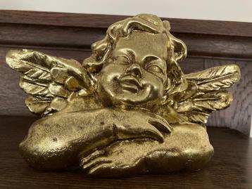 Goudkleurige engel beschikbaar voor biedingen