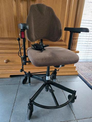 Trippelstoel Mercado Medic licht bruin/beige bekleding beschikbaar voor biedingen