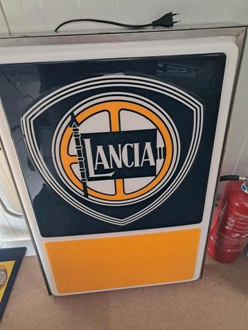 Oude Lancia dealer lichtbak jaren 70e 96cm uniek, marge prod beschikbaar voor biedingen
