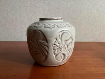 Mobach, Utrecht: 'gemberpot' vaasje 9 cm nr. 79 circa 1955 beschikbaar voor biedingen