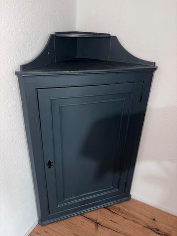 Hoekkast beschikbaar voor biedingen