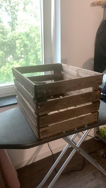 Houten krat beschikbaar voor biedingen