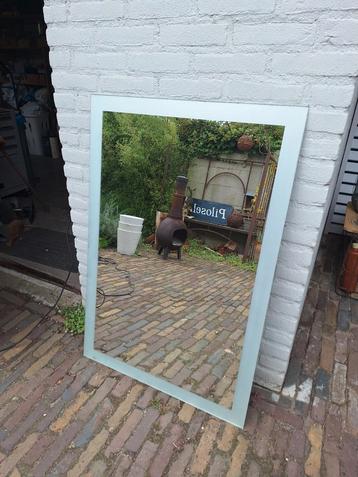 Grote spiegel met matte rand; 105x71 cm. beschikbaar voor biedingen