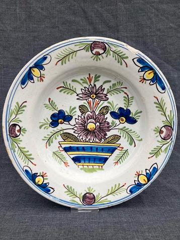 Oud bord van Delfts aardewerk beschikbaar voor biedingen