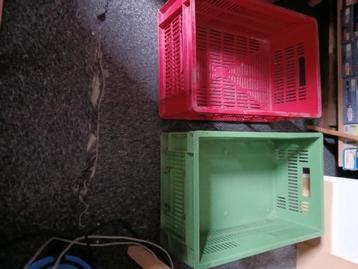4 grote gebruikte stapelkisten en 1 kleine grijze beschikbaar voor biedingen