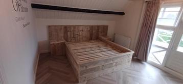 2-persoonsbed boxspring lattenbodem ombouw nachttafels hout beschikbaar voor biedingen