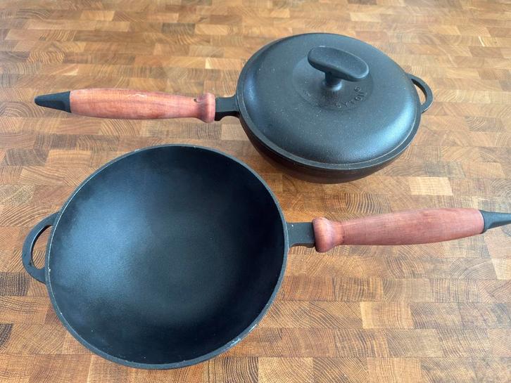 2 Gietijzeren Pannen van merk SYTON - Klaar voor Gebruik, Huis en Inrichting, Keuken | Potten en Pannen, Zo goed als nieuw, Koekenpan of Braadpan