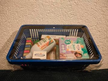 Leuk mandje met artikelen beschikbaar voor biedingen