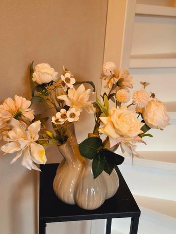 ACTIE toetervaas inclusief zijde bloemen nu 35 euro per stuk beschikbaar voor biedingen