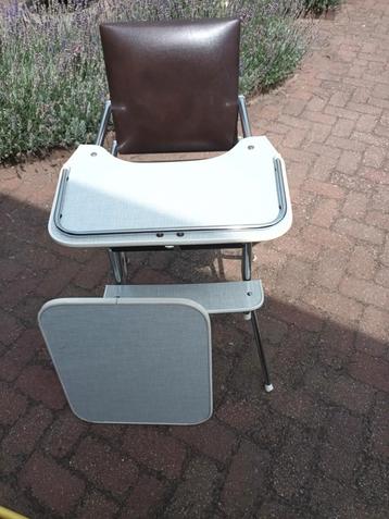 Ouderwetse vintage kinderstoel met tafelblad. beschikbaar voor biedingen