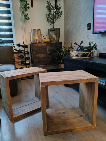 2 bijzettafels / houten blokken / evt voor etalage beschikbaar voor biedingen