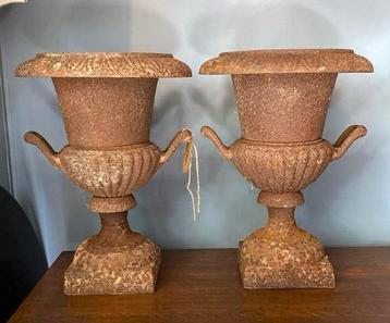 Set van 2 Gietijzeren Vazen, Brocante Vaas, Gietijzer beschikbaar voor biedingen